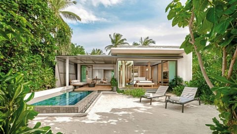 Außenansicht der Sunset Beach Pool Villa eingebettet in tropische Vegetation mit privatem Pool