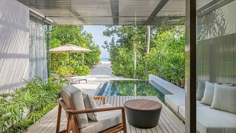 Terrasse der Sunset Beach Pool Villa mit privatem Pool und direktem Zugang zum Strand