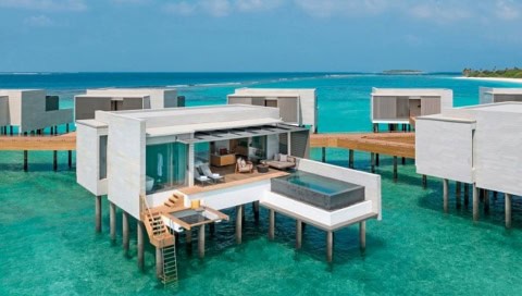 Overwater Pool Villas auf Stelzen über der Lagune mit privatem Infinity-Pool