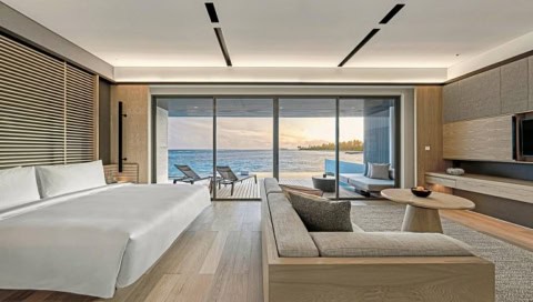 Innenbereich der Sunset Overwater Villa mit modernem Design und direktem Zugang zur Terrasse