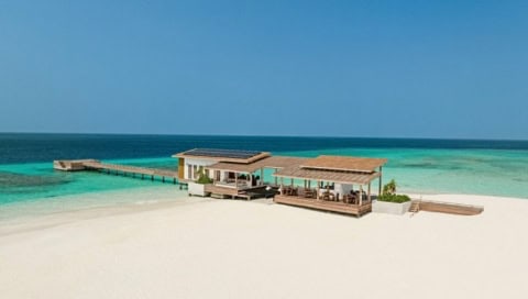 The Shack Restaurant auf einer vorgelagerten Sandbank mit direktem Meerzugang und offener Holzarchitektur