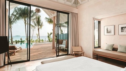 Ausblick von einer Beach Pool Villa auf Terrasse und Pool im Ananea Madivaru Maldives im Nord Ari Atoll, Malediven