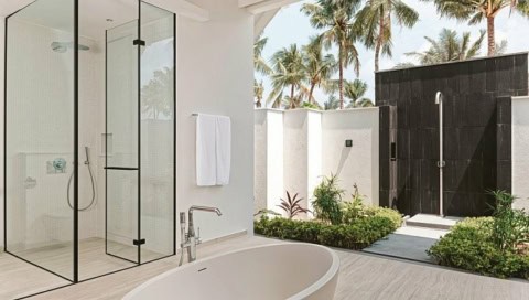 Halboffenes Badezimmer einer Beach Pool Villa im Ananea Madivaru Maldives im Nord Ari Atoll, Malediven