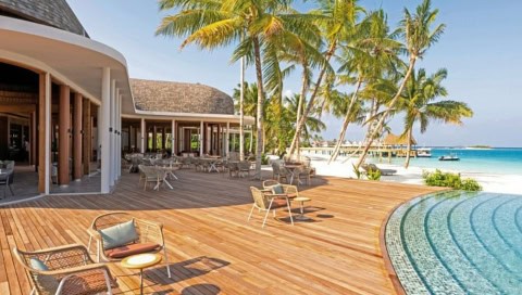 Sonnendeck mit Pool und Strandzugang im Ananea Madivaru Maldives im Nord Ari Atoll, Malediven
