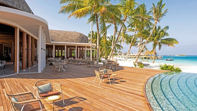 Sonnendeck mit Pool und Strandzugang im Ananea Madivaru Maldives im Nord Ari Atoll, Malediven