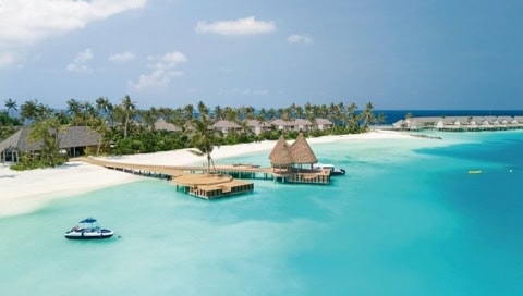 Resortanlage mit Steg und Lagune im Ananea Madivaru Maldives im Nord Ari Atoll, Malediven