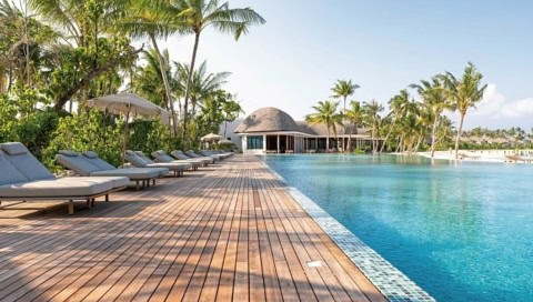 Großzügige Poolanlage des Ananea Madivaru Maldives im Nord Ari Atoll, Malediven