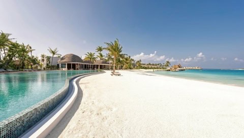 Infinity-Pool direkt am Strand im Ananea Madivaru Maldives im Nord Ari Atoll, Malediven