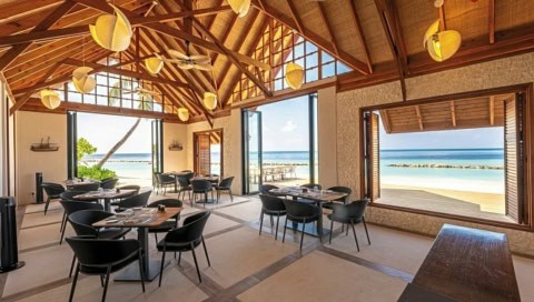 Restaurant im offenen Design mit Meerblick im Ananea Madivaru Maldives im Nord Ari Atoll, Malediven