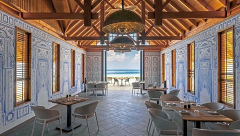 Restaurant mit direktem Zugang zum Meer im Ananea Madivaru Maldives im Nord Ari Atoll, Malediven