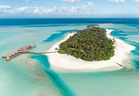 Luftaufnahme der tropischen Insel mit weißen Sandstränden und Overwater-Villen.