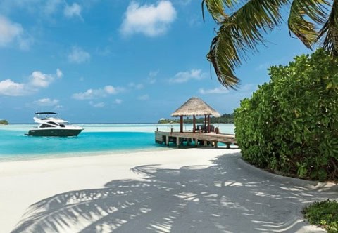 Privater Steg mit Yachtanleger am weißen Sandstrand.
