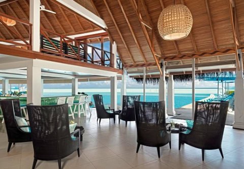 Eleganter Lounge-Bereich mit Meerblick im Resort.