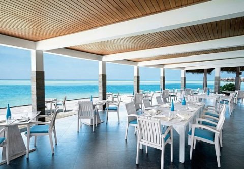 Offenes Strandrestaurant mit Panoramablick auf die Lagune.