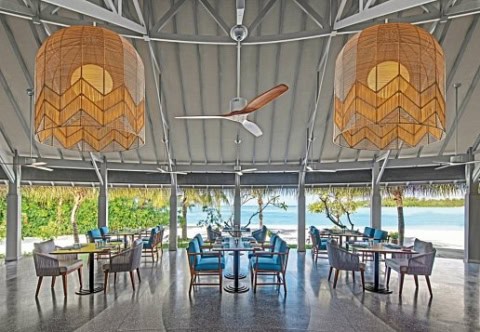 Restaurantpavillon mit Blick auf den Ozean im Anantara Dhigu.