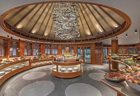 Buffetrestaurant mit vielfältiger Auswahl im Anantara Dhigu Maldives Resort.