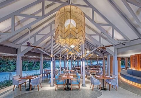 Modernes Restaurant mit stilvollem Design und Meerblick.