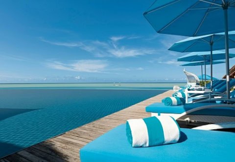 Pooldeck mit Sonnenliegen und weitem Blick über den Indischen Ozean.