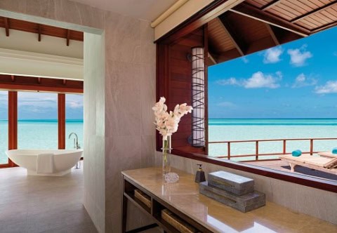Offenes Badezimmer mit freistehender Badewanne und Meerblick im Anantara Dhigu.