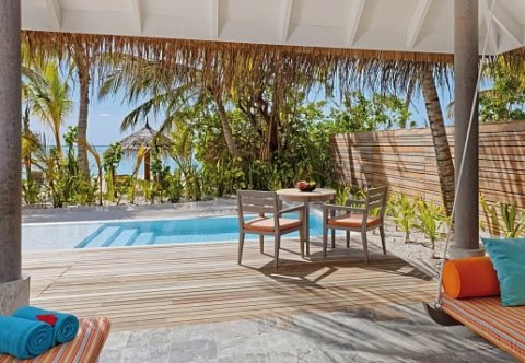 Private Poolvilla mit Terrasse und tropischer Gartenkulisse.