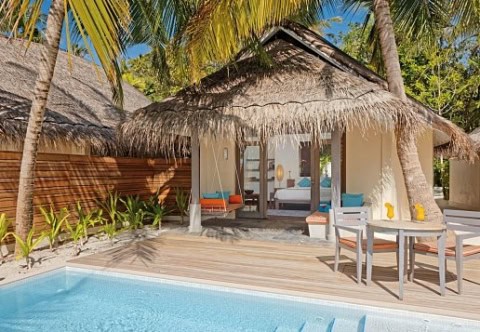 Strandvilla mit Strohdach, privatem Pool und direktem Zugang zum Strand.