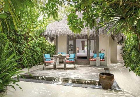 Versteckte Garten-Villa mit privater Terrasse im tropischen Grün.