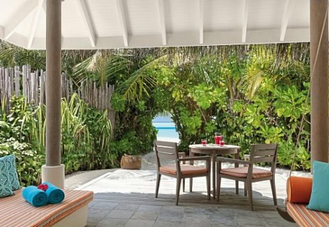 Geschützte Terrassensitzgruppe einer Villa mit Blick Richtung Meer.