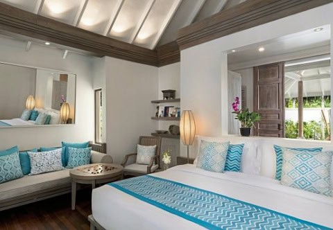 Elegantes Schlafzimmer mit Sitzbereich und stilvoller Einrichtung.