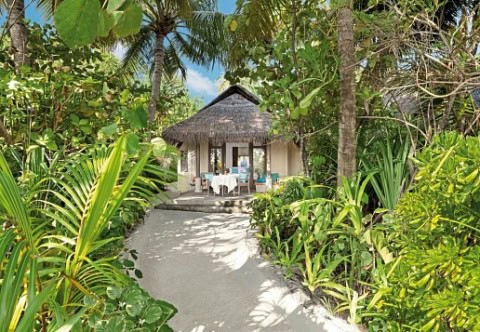 Strandvilla eingebettet in üppige tropische Vegetation.