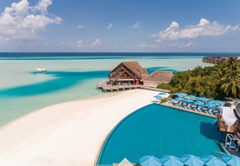 Infinity-Pool mit Blick auf die türkisfarbene Lagune im Anantara Dhigu.