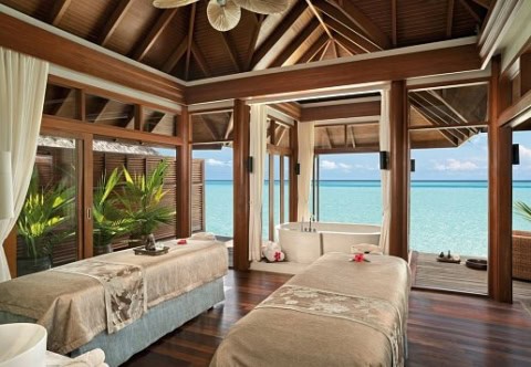 Spa-Behandlungsraum mit Meerblick im Anantara Dhigu Maldives Resort.