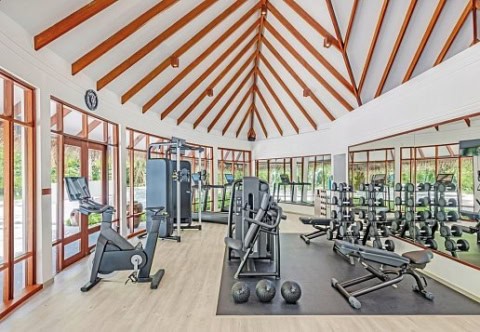 Fitnessbereich mit modernen Geräten im Anantara Dhigu.