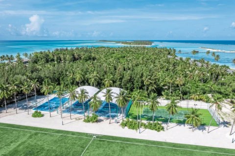 Sportanlagen im Jawakara Islands Maldives mit Tennisplätzen und Fußballfeld zwischen Palmen