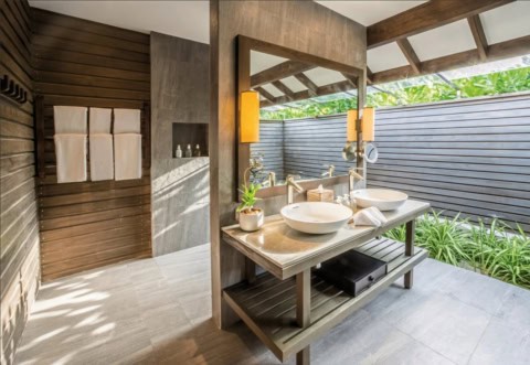 Offenes Badezimmer einer Villa im Jawakara Islands Maldives mit tropischem Outdoor-Bereich