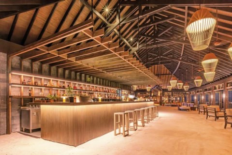 Stilvolle Bar im Jawakara Islands Maldives mit offenem Design und gemütlicher Atmosphäre