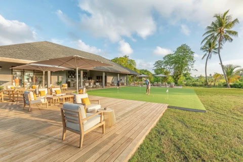 Golf- und Freizeitbereich im Jawakara Islands Maldives mit Lounge und Putting Green