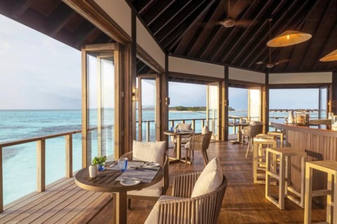 Restaurant über der Lagune im Jawakara Islands Maldives mit Meerblick und offenen Sitzbereichen