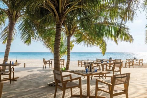 Offenes Restaurant am Strand im Jawakara Islands Maldives mit Blick auf den Indischen Ozean