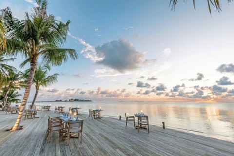 Restaurantterrasse bei Sonnenuntergang im Jawakara Islands Maldives auf den Malediven