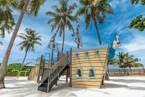 Spielplatz für Kinder im Jawakara Islands Maldives direkt am Strand unter Palmen