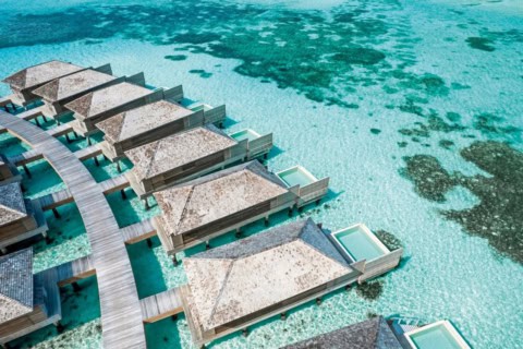 Water Villas im Jawakara Islands Maldives über der türkisfarbenen Lagune der Malediven