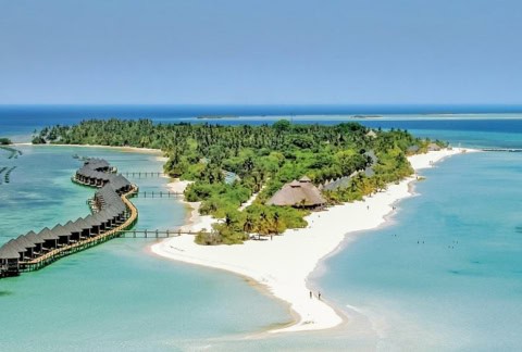 Tropische Insel von oben mit weißem Strand