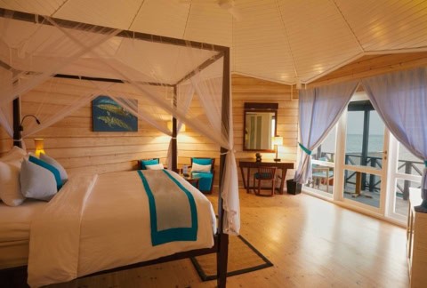 Innenraum einer Sangu Water Villa mit Meerblick.