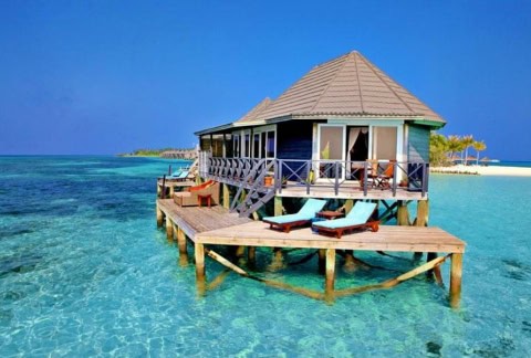 Wasserbungalow auf Stelzen über der Lagune mit Sonnendeck.