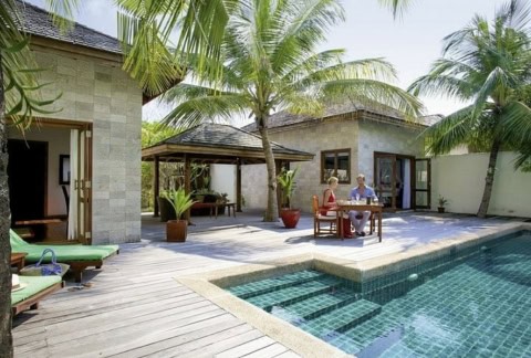 Private Poolvilla mit Sonnenterrasse im Kuredu Island Resort.