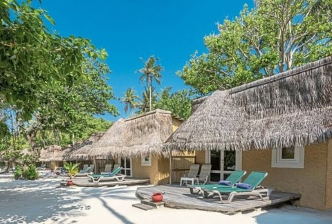 Strandbungalows mit Strohdach und privaten Terrassen.