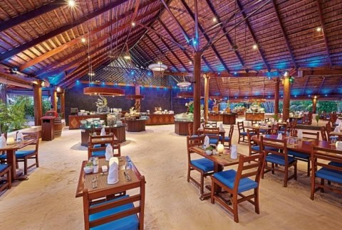 Buffetrestaurant unter traditionellem Strohdach mit großzügigem Sitzbereich.