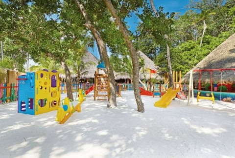 Kinderspielplatz im Schatten von Palmen im Kuredu Island Resort.