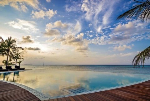 Infinity-Pool mit Blick auf den Ozean im Kuredu Island Resort auf den Malediven.