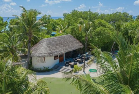 Kuredu Golf Club Pavillon eingebettet in tropische Vegetation auf der Insel